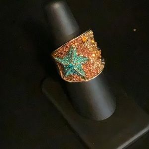 Large gold tone fashion ring sz 7